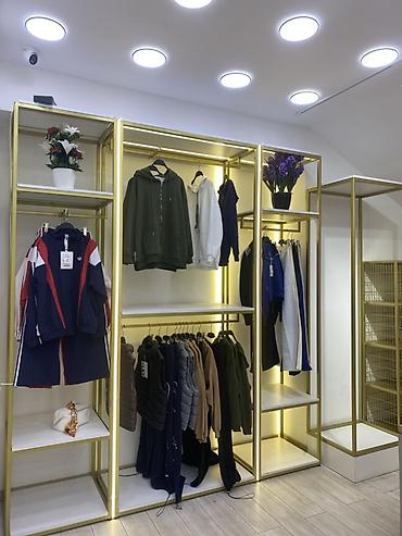 Qızıl çərçivəli modul vitrin-stend sistemi - Mağaza, butik və