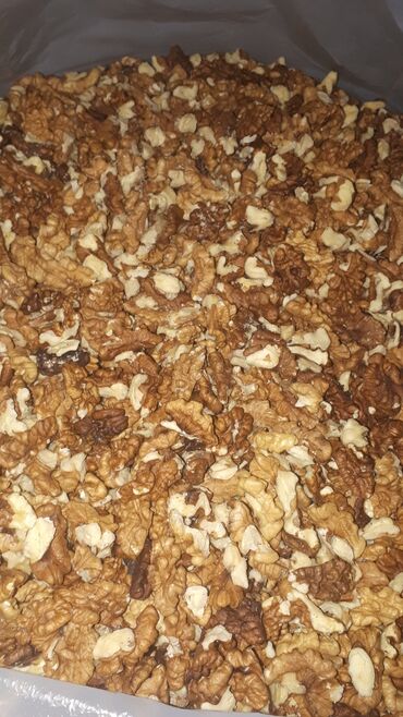 Сухофрукты, орехи, снеки: Продаю греский орехи цена за 1 кг .лебединовке сельсовет