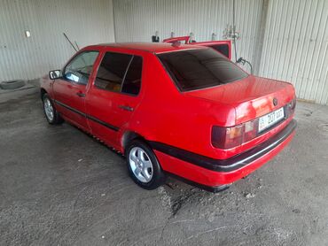 Volkswagen: Volkswagen Vento: 1993 г., 1.8 л, Механика, Бензин