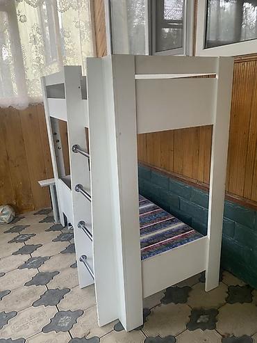 манеж 31: Двухъярусная кровать в белом цвете. - Конструкция на два спальных — 3