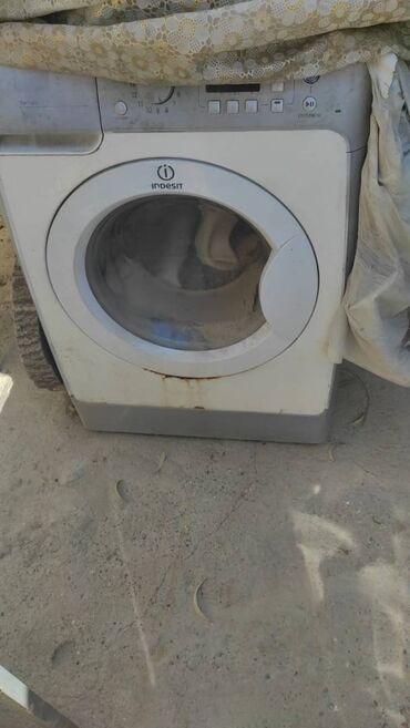 Saturn: İki paltaryuyan maşınımız var: Ariston və Indesit. Ariston markalı