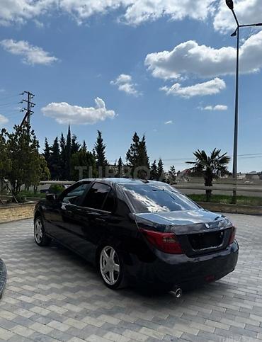 sedan avtomobil: Model: Sedan (qara rəng), 4 qapı Xüsusiyyətlər: - Aqressiv dizaynlı — 10