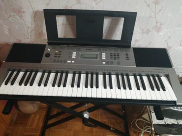 Muzički instrumenti: Klavijatura Yamaha PSR E353, zajedno sa stalkom Soundsation KS-25