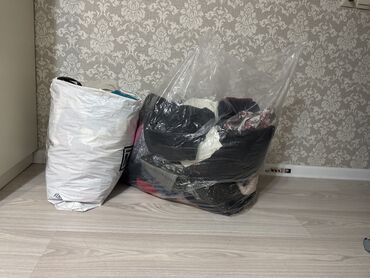 бесплатные котики: Отдам даром два пакета женской одежды на худенькую девушку
