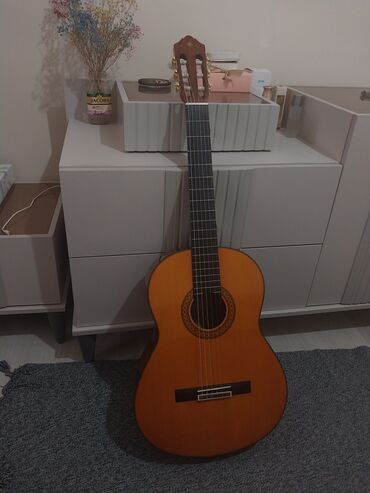 гитара в аренду: Срочно продаётся классическая гитара YAMAHA C80 оригинальная в