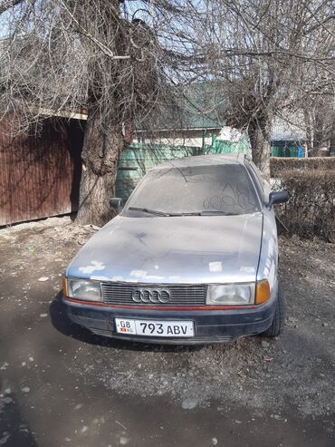 Автомобиль Audi седан, модель 80 B3, серебристого цвета, поврежденный