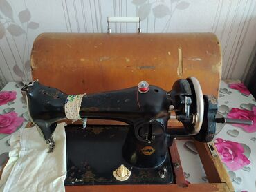 Qədim tikiş maşınları: Tikiş maşını normal vəziyyətdədir əl ilə işləyir