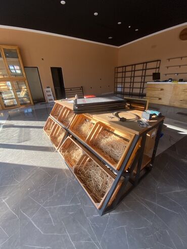 Rəf vitrinləri: Mağaza üçün metal karkaslı taxta rəf və vitrin dəsti - İstifadə — 1