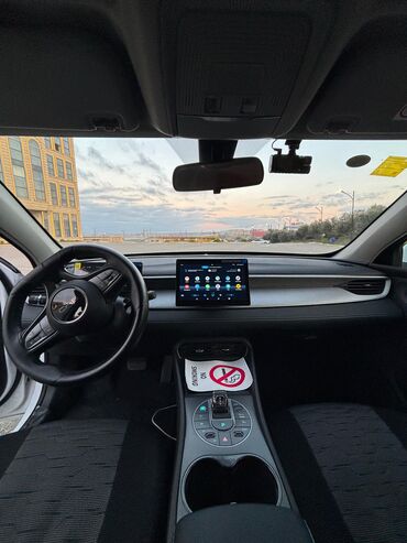 BYD: BYD Seal 0-5 DM-i sedan – ağ rəng, aerodinamik kuzovlu, arxa hissədə — 5