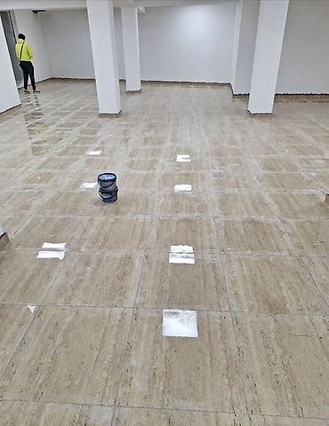 Građevinarstvo i rekonstrukcija: Profesionalni keramičar radi postavljanje svih vrsta pločica oblaganje — 1