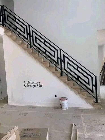 Обшивка лестниц: Металлические перила с геометрическим дизайном. Прочная конструкция — 11