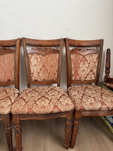 кресло для природы: Набор из деревянных обеденных стульев в классическом стиле. -