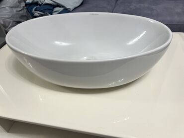 Duş üçün kranlar: Oval formada, ağ rəngli keramika lavabo, hamam otaqları üçün nəzərdə