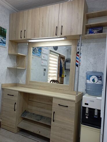 продаю старую мебель: Salon üçün taxta işçi masa və güzgülü vitrina - Material: açıq palıd