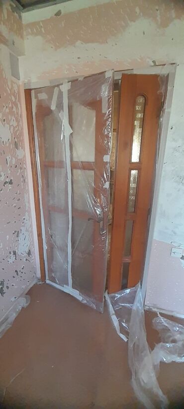 otaq qapları: 4 eded otaq qapisi satilir 3 eded 120 sm 1 eded 90 sm Qapilarin 1i