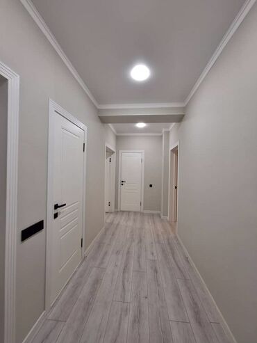 Ремонт под ключ: Светлая современная отделка квартиры в нейтральной гамме. - Полы — 1