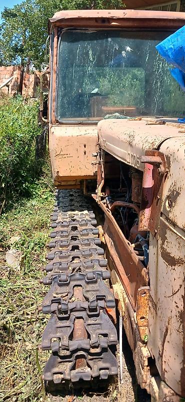 traktor disqisi: Paletli traktor – DT-75 (sovet istehsalı) traktor DT-75. Etrafli — 1