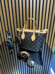 Putni koferi i torbe: Torbe
Cena:4400 din

Veličina:30x20cm
Svaka torba ima serijski broj — 6