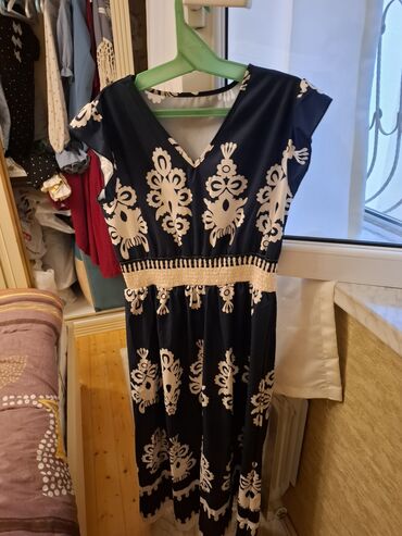 Gündəlik donlar: Ağ rəngdə, qara çiçək naxışlı, uzunqol qadın midi donu. Donun V — 5