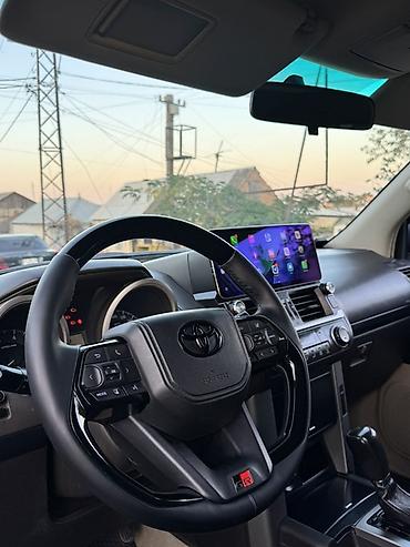 Toyota: Toyota Land Cruiser Prado – ağ rəngli, 5 qapılı SUV. Xüsusiyyətlər: - — 7