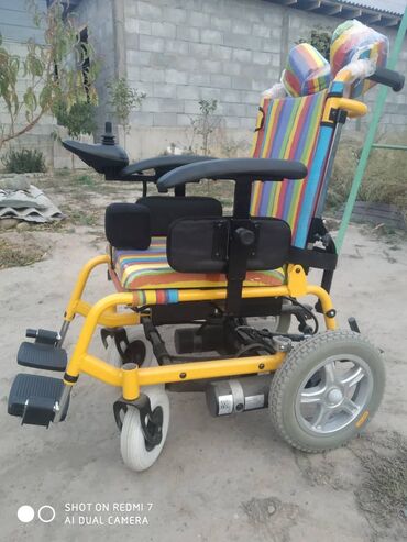электро инвалидная коляска: Электр кубаты менен иштейт, мумкунчулугу чектелген адамдар учун