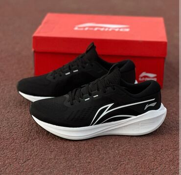 рабочий обувь: Черные кроссовки Li-Ning с белой подошвой. Модель предназначена для