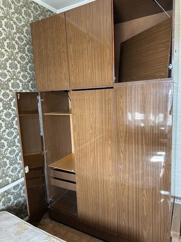 продаю двухъярусные кровати: Продается спальный гарнитур цена договорная!