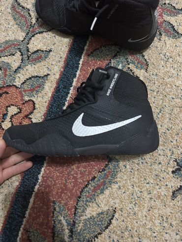 Кроссовки и спортивная обувь: Борцовки Nike tawa black размер 40 
Одевал пару раз легкие удобные