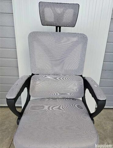 Stolice: Ergonomska kancelarijska stolica sa mrežastim naslonom i naslonom za — 8