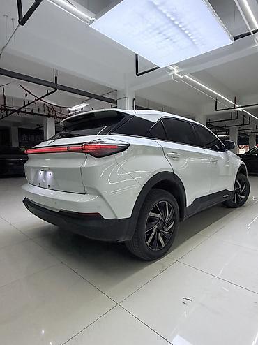 7 местка: Кроссовер VGV U75 PLUS (белый, 5‑дверный) Основные характеристики: - — 5
