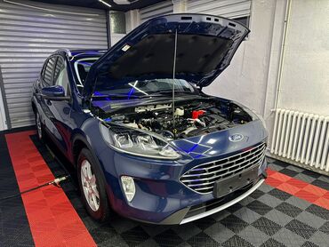 Ford: Plavi Ford Kuga, SUV model sa petoro vrata, opremljen je automatskim — 8