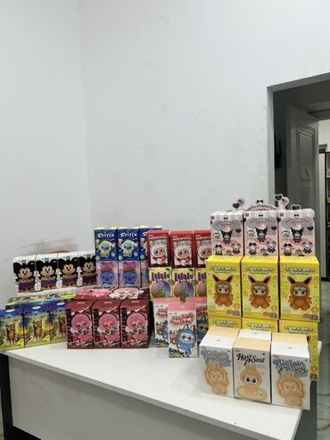 mokuru oyuncaqları: Kolleksiya fiqurları və sürpriz qutular – müxtəlif brendlər və