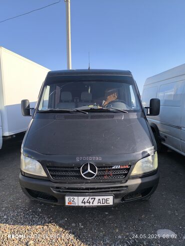 бортовой спринтер дубль кабина: Микроавтобус Mercedes-Benz Sprinter черного цвета. Оснащен