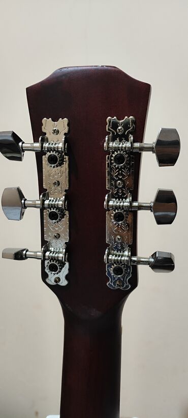 Гитары: Акустическая гитара с вырезом (тип корпуса Dreadnought Cutaway), 6 — 7