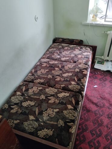 двуспальная кровать с подъемным механизмом: Продам 4 кровати, столы, шкаф. недорого