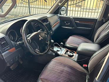 Mitsubishi: Mitsubishi Pajero (qara rəng, 5 qapı, iri SUV) Xüsusiyyətlər: - Tam — 7