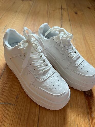 Кроссовки и спортивная обувь: Размер: 38, цвет - Белый, Новый