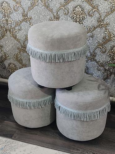 Пуфики: Элегантная банкетка прямоугольной формы, обтянутая мягкой тканью — 30