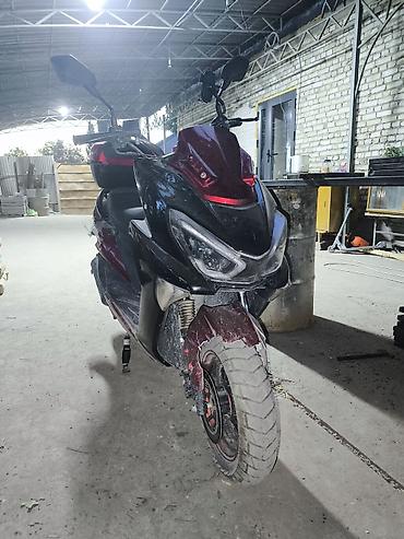 jet sky: Скутер GJSYM, красный, оснащён: - 4‑тактным одноцилиндровым двигателем — 1