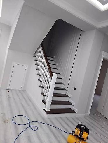 Изготовление перил: Элегантная винтовая лестница с перилами, выполненными из комбинации — 15