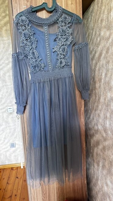 Вечерние платья: Mavi-boz rəngdə zərif ziyafət/gecə donu - Material: yüngül tül və