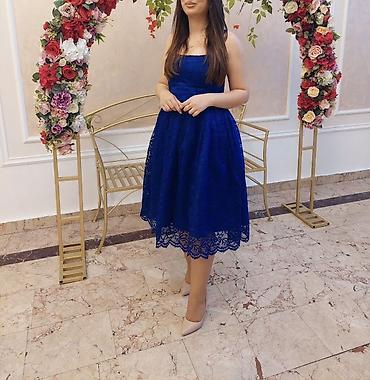 gupur: Mavi rəngli, krujeva detallı zərif qadın paltarı. - Model: midi — 2