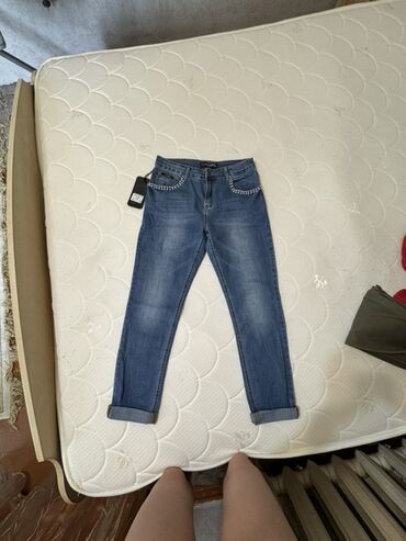 белые джинсы с разрезом на коленях: Джинсы LULU DENIM синего цвета с классическим кроем и зауженными к