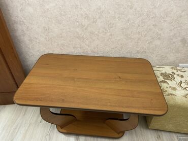 Мебель: Продаю б/у журнальный столик в отличном состоянии. Размер 60/100