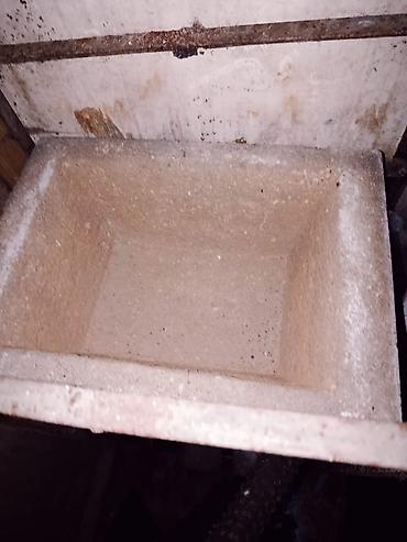 Миски для воды и еды: Su dasi satılır. tutumu təqribi 7 - 8 litrdir. tərtəmiz su suzur — 1