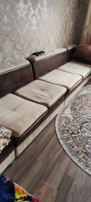 продажа бу диванов: Бурчтук диван, түсү - Саргыч боз, Колдонулган