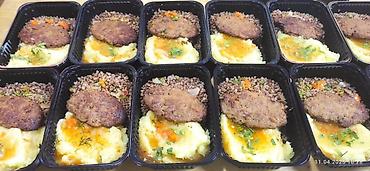 Готовые блюда, кулинария: Готовые обедоы, упакованные в индивидуальные контейнеры. В наличии — 12