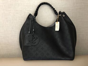Prodajem novu crnu torbu Louis Vuitton. Torbica je izrađena od kože