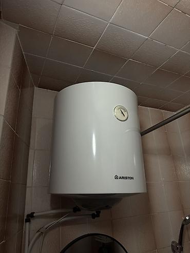 Водонагреватель накопительный Ariston (вертикальный монтаж). 50