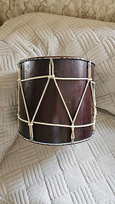 Milli musiqi alətləri: Taxta korpuslu, iplə gərilən nağara - Korpus: tünd qəhvəyi rəngdə — 1